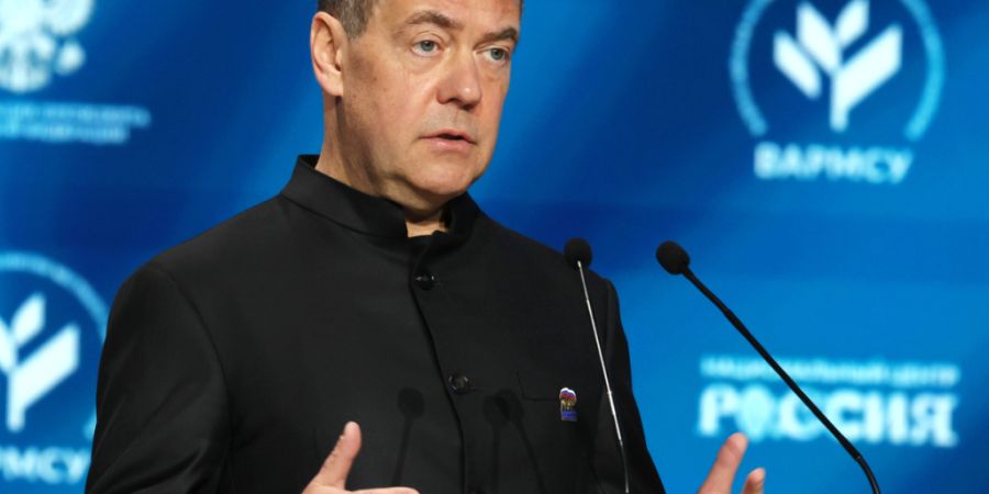 Der stellvertretende Vorsitzende des russischen Sicherheitsrates und Chef der Partei «Einiges Russland», Dmitri Medwedew, hält seine Rede auf dem Allrussischen Forum «Kleine Heimat - R...