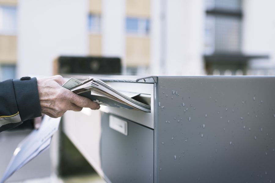 Wochen später trifft statt einem Paket ein Strafbefehl ein – die Staatsanwaltschaft sieht die Pistole als verwechselbar mit einer echten Waffe und klagt an.