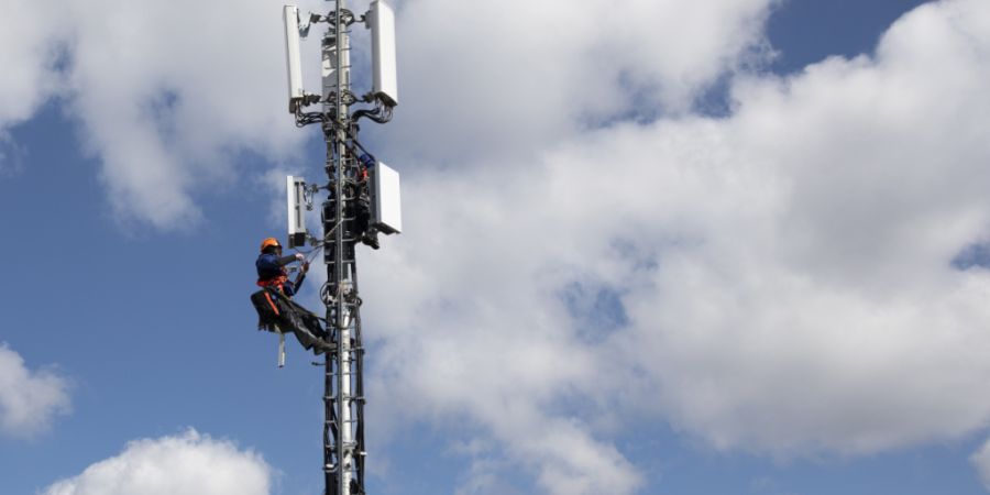 Der Kanton Bern kritisiert die Pläne des Bundes im Zusammenhang mit der Bewilligung von Mobilfunkantennen. (Symbolbild)