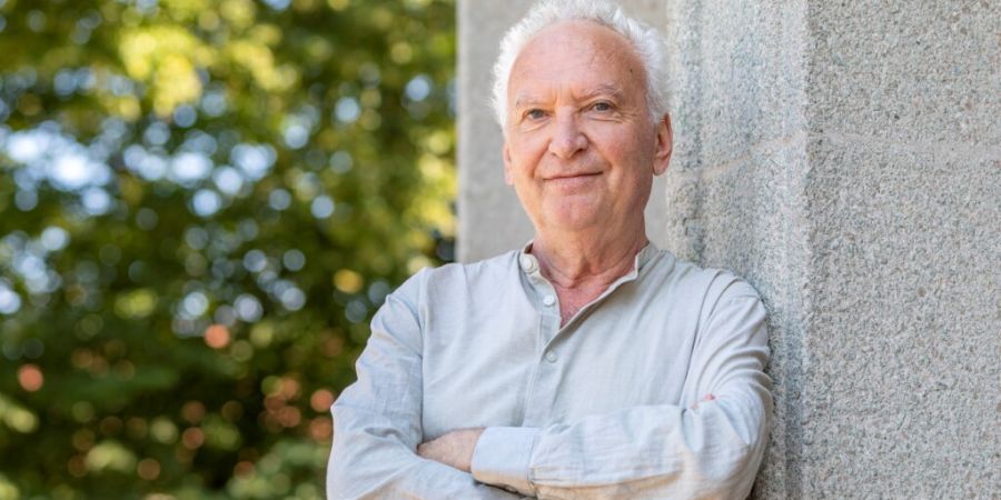 Francesco Micieli ist in Kalabrien geboren und kam als Kind ins Emmental. In seinem neuen Buch «Über das Gras gehen» erzählt er von der Reise eines Jungen aus Süditalien zu dessen El...