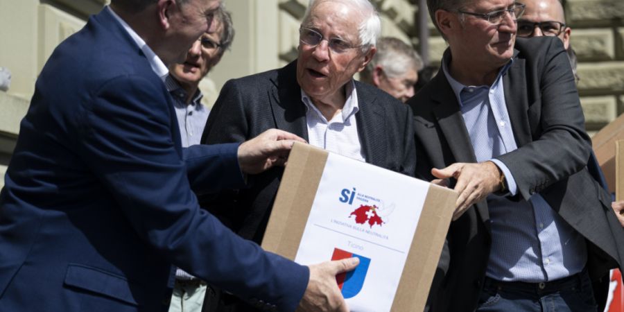 Der frühere Bundesrat Christoph Blocher bei der Einreichung der Unterschriften für die Neutralitätsinitiative im April 2024. (Archivbild)