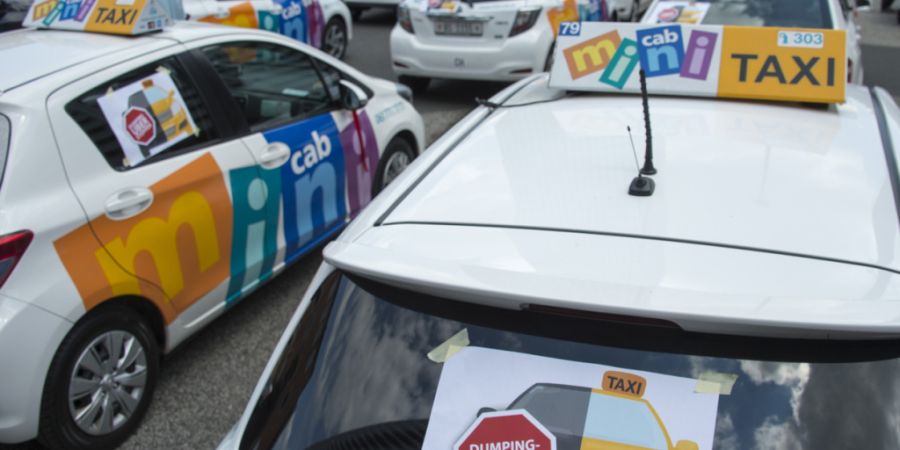 Bereits vor zehn Jahren demonstrierten Taxifahrer in Basel dafür, dass für App-Fahrdienste die gleichen Bedingungen herrschen sollten. Der Grosse Rat befasste sich am Mittwoch damit. ...