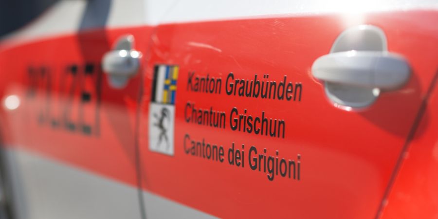 Die Kantonspolizei Graubünden verfolgte zwei Jugendliche, die in Uznach SG ein Auto gestohlen hatten. (Symbolbild)