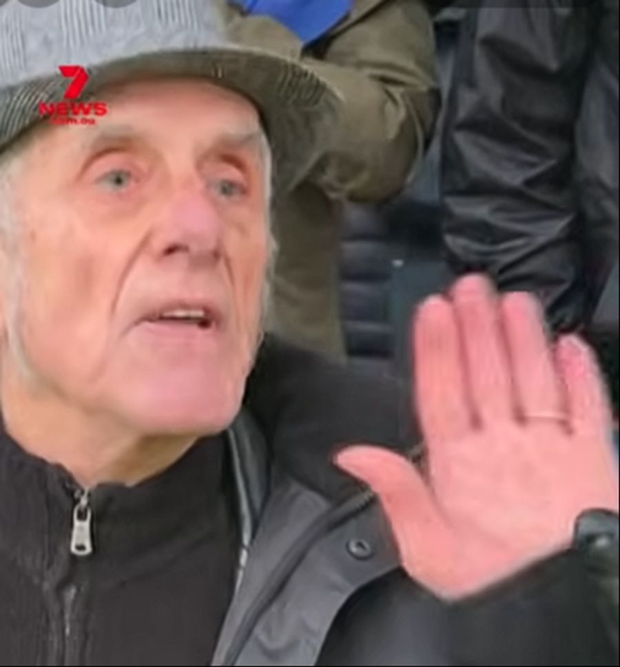 Er wolle nur Gerechtigkeit, erklärte der aufgebrachte Zuschauer daraufhin einer Polizistin.