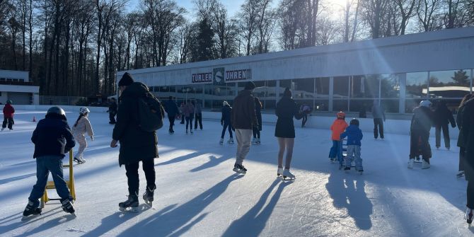 Volles Eisfeld auf der Eisbahn Dolder in Zürich.