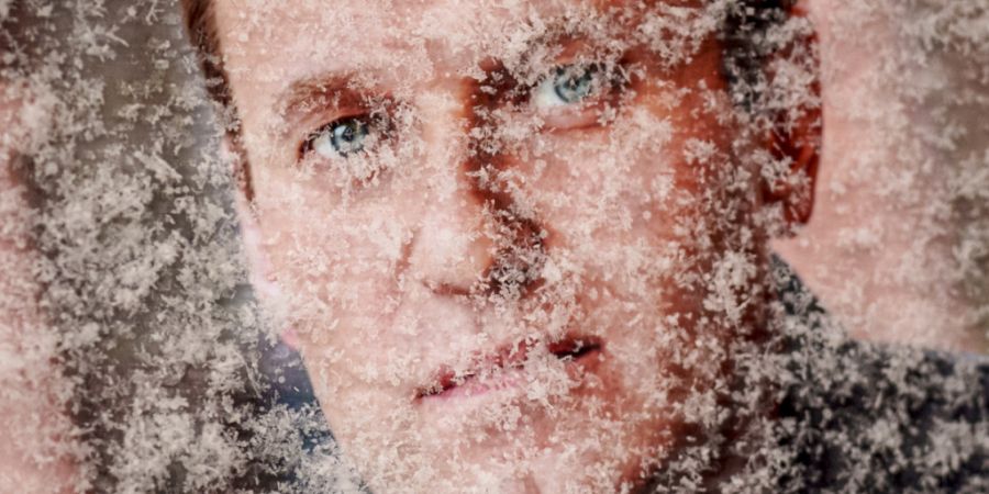 ARCHIV - Schneeflocken bedecken ein Foto des russischen Oppositionsführers Alexej Nawalny vor der russischen Botschaft in Bukarest. Foto: Andreea Alexandru/AP/dpa