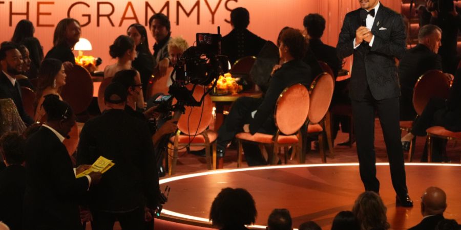 Moderator Trevor Noah spricht während der 68. jährlichen Grammy Awards. Foto: Chris Pizzello/Invision/AP/dpa