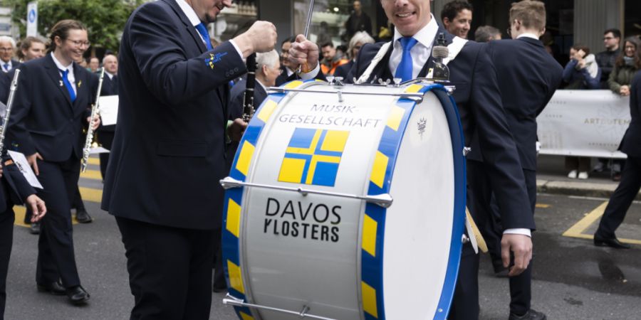 Aus der ganzen Schweiz sind Musikerinnen und Musiker nach Biel gereist, darunter die Mitglieder des Musikvereins Davod Klosters (GR).