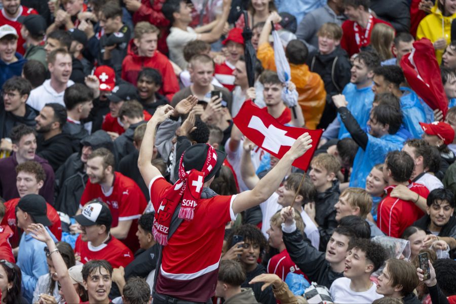 Für ein Spiel in den USA müsse man viel für einen langen Flug, verhältnismässig viel fürs Hotel und auch für den Eintritt ins Stadion bezahlen & neun Stunden Zeitverschiebung in Kauf nehmen.