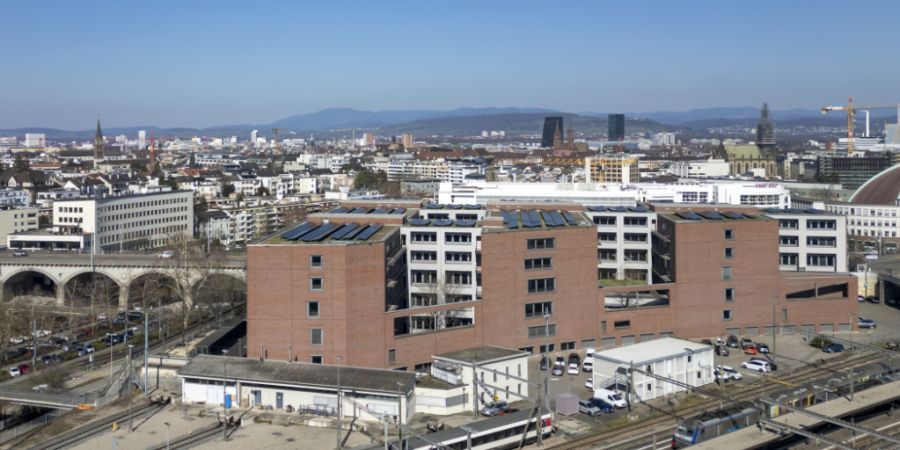 Das Basler Finanzdepartement will alle seine Dienststellen an einem Standort bündeln. Dafür vorgesehen ist die Liegenschaft «Via» an der Viaduktstrasse 33 in Basel. (Archivbild)