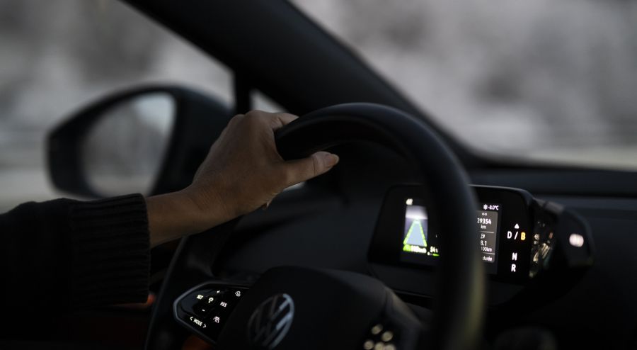 Doch die modernen Autos haben mit der Erkennung der Verkehrsschilder auf den Plakaten Mühe. (Symbolbild)