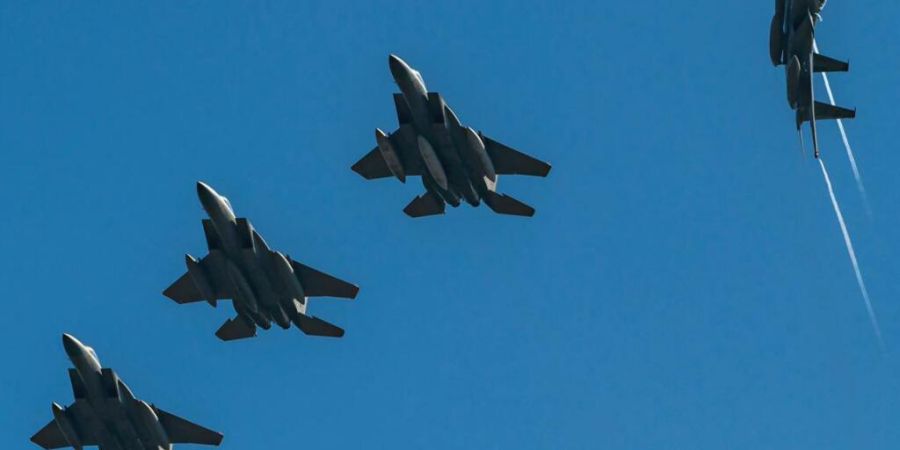 ARCHIV - F-15 Kampfjets der Royal Saudi Air Force bei einer Militärübung. Foto: -/Saudi Press Agency/dpa/Archivbild