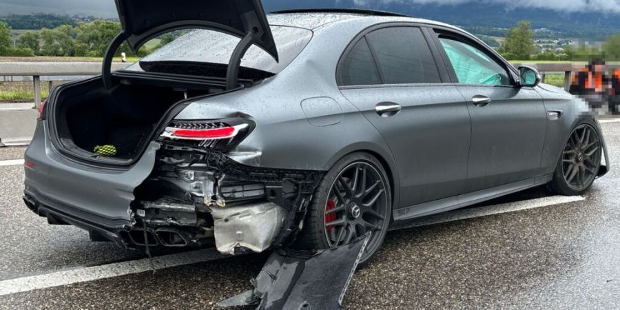 Das beschädigte Auto nach dem Selbstunfall bei Leuzigen.