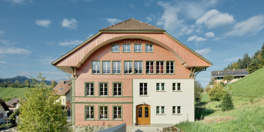 Das frisch sanierte Dorfschulhauses in Trubschachen von 1881.