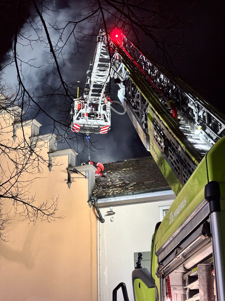 Der Einsatz der Feuerwehr dauert weiterhin an. Angaben zur Brandursache konnten bisher noch keine gemacht werden.
