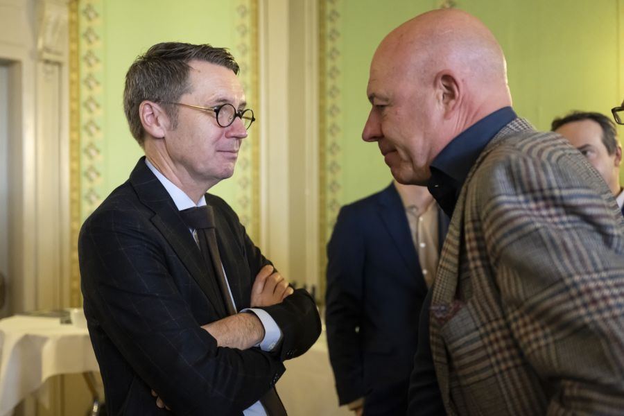 «Auto-Schweiz»-Präsident Peter Grünenfelder (links) im Gespräch mit Fabio Regazzi (Mitte/TI).