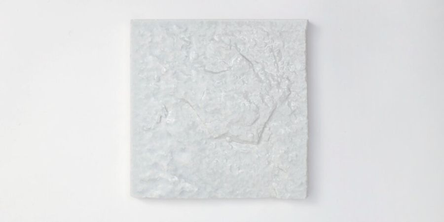 Von Noelani Rutz sind in der Ausstellung «Shared Matter» an der Milano Design Week Fliesen zu sehen, die Schnee in materieller Form festhalten.