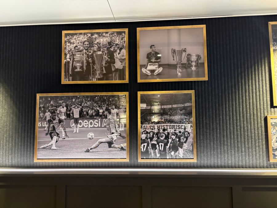 An den Wänden kann die YB-Chronologie begutachtet werden.