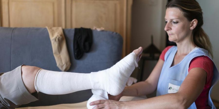 Die Gemeinden sollen weiterhin für die Pflegeversorgung zuständig sein - und nicht der Kanton. Der Regierungsrat ist jedoch bereit, eine Entlastung für die Gemeinden zu prüfen. (Sym...