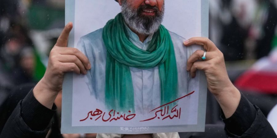 ARCHIV - Eine Frau in Teheran hält ein Plakat mit einem Bild von Modschtaba Chamenei in die Höhe. Foto: Vahid Salemi/AP/dpa/Archivbild