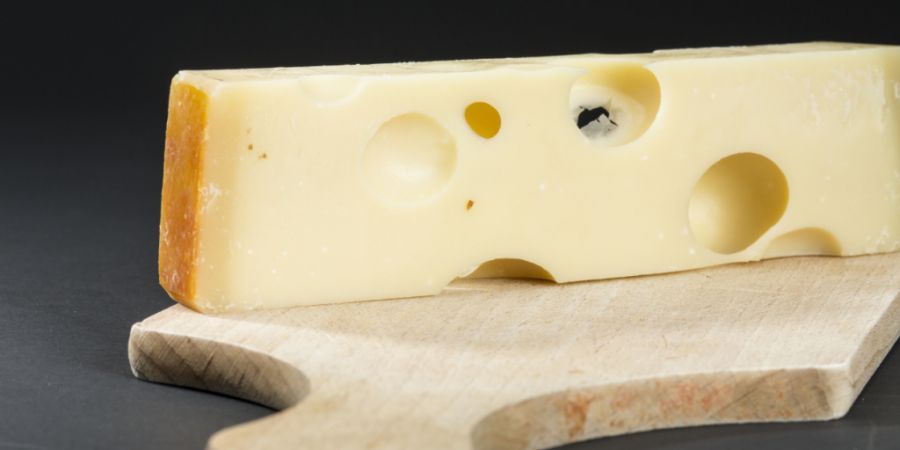 Emmentaler ohne Löcher? Ein Käser verrät, wie ein Hauch Bioheublumen das traditionelle Käsebild rettet - und warum die Milch heute zu sauber ist. (Symbolbild)