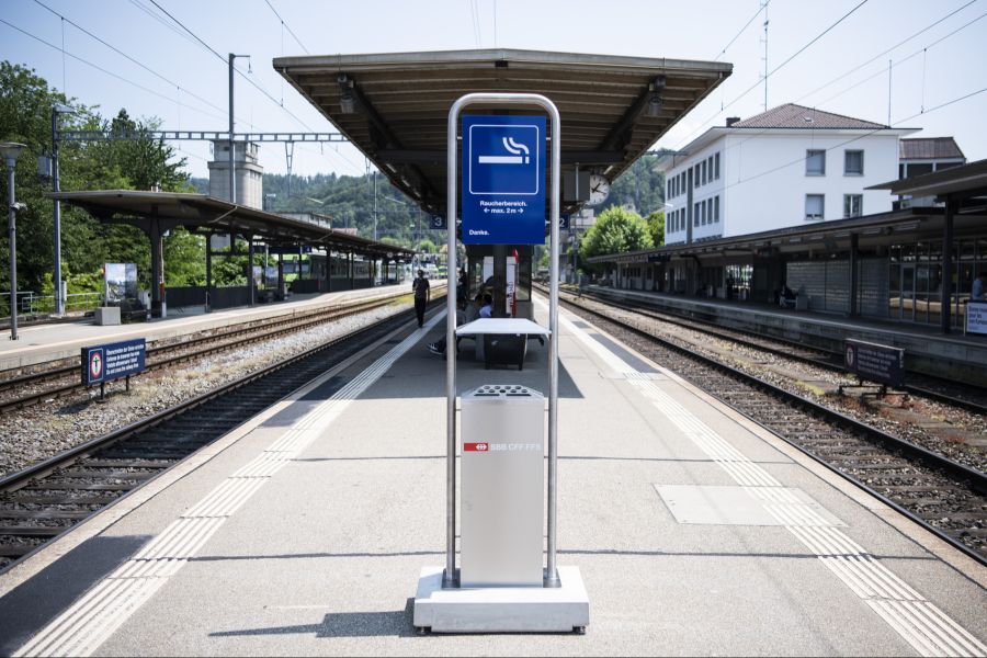 Rauchen und Vapen ist auf den Perrons nur in bestimmten Zonen erlaubt.