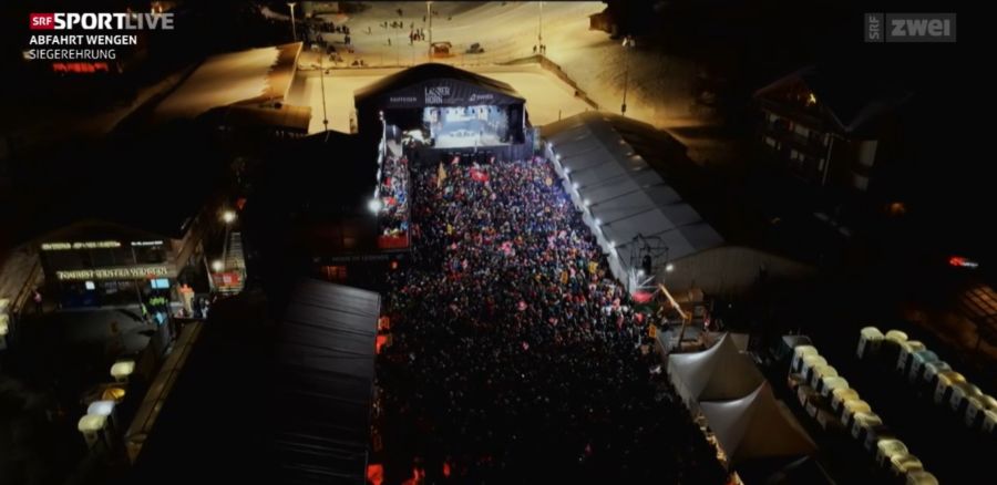 Zahlreiche Fans haben sich für die Zeremonie in Wengen versammelt.