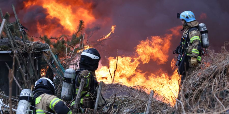 Feuerwehrleute arbeiten daran, einen Brand in Seoul, Südkorea, zu löschen. Foto: Choi Jin-seok/Newsis/dpa