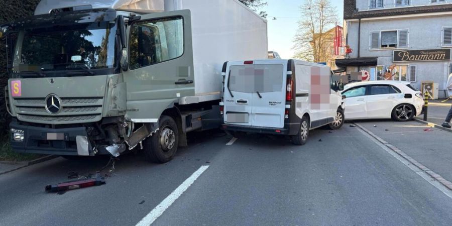 Ein Lastwagen ist am Mittwochabend in Reinach AG in mehrere Autos geprallt.