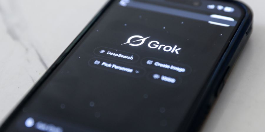 Unter zunehmendem Druck wegen übergriffiger und sexualisierter Bilder hatte die US-Firma X ihren Chatbot Grok zuletzt eingeschränkt. Von zahlenden Abonnenten erstellte Bilder lassen s...