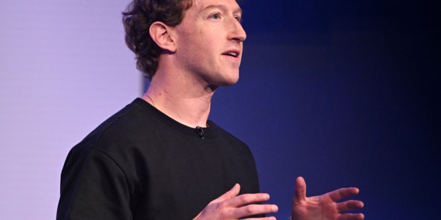 Facebook und Instagram bringen dem Meta-Konzern Milliarden ein. Mit diesem Finanzpolster beschleunigt Konzernchef Mark Zuckerberg die bereits hohen Ausgaben für KI-Infrastruktur noch w...