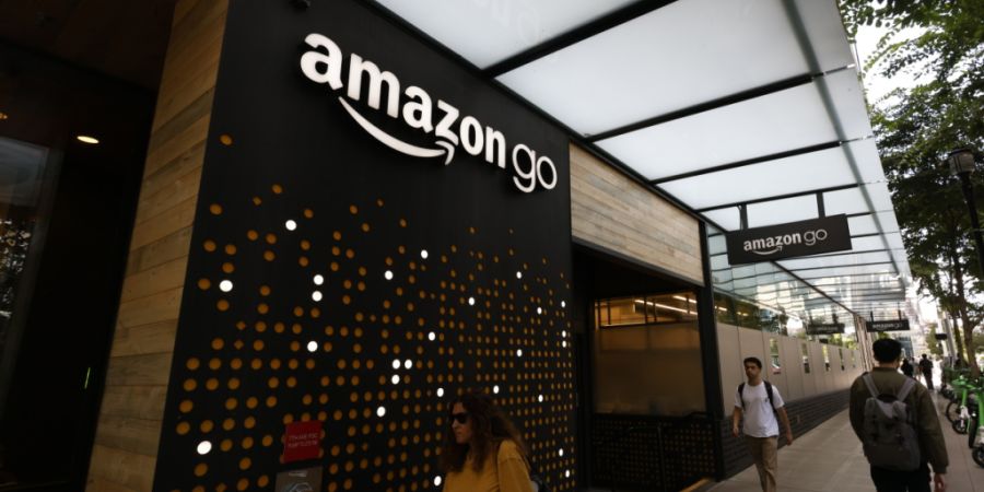 Amazon war ein Pionier bei Läden, in denen man sich einfach Sachen aus dem Regal greifen und rausgehen kann - Kameras und Sensoren kümmern sich ums Bezahlen. (archivbild)