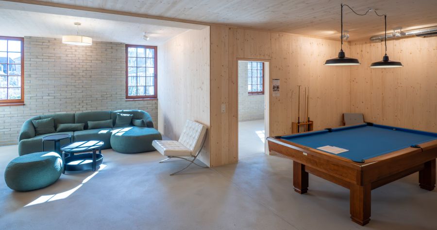 Der Aufenthaltsraum und der Billardtisch sind zur gemeinsamen Nutzung gedacht.