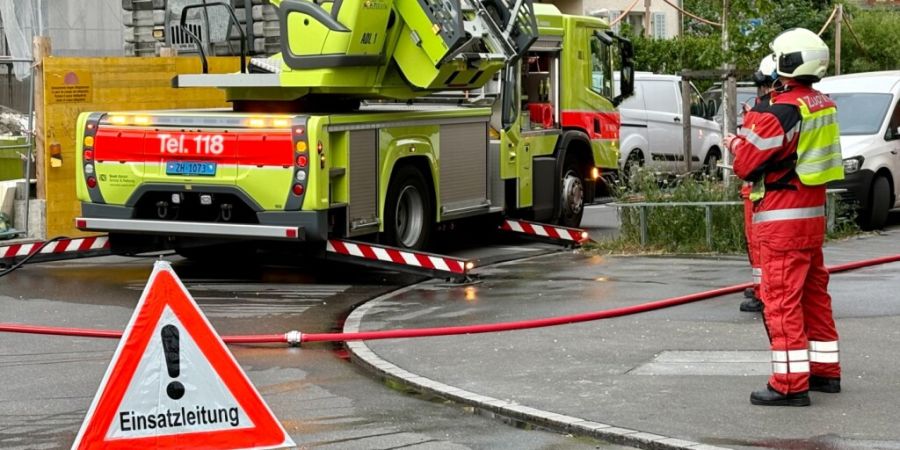 Eine Evakuierung war beim Dachstockbrand im Zürcher Kreis 3 nicht nötig - das Gebäude ist wegen Umbaus nicht bewohnt.