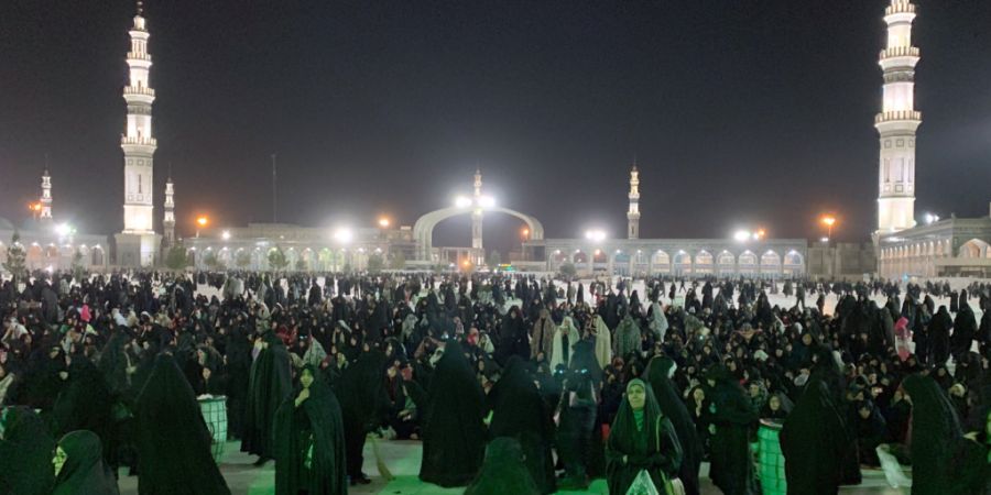 ARCHIV - Iranische Muslime bevölkern die Dschamkaran-Moschee am Abend. In der Dschamkaran-Moschee sollen alle Wünsche der Gläubigen erfüllt werden. Sie können ihre Wünsche aufschr...