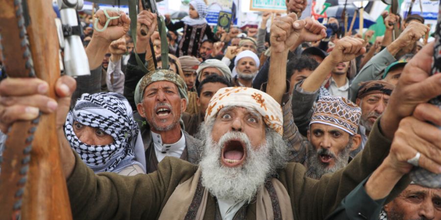 ARCHIV - Huthi-Anhänger rufen während einer Kundgebung gegen Israel und den Krieg der Vereinigten Staaten gegen den Iran Slogans. Foto: Osamah Abdulrahman/AP/dpa