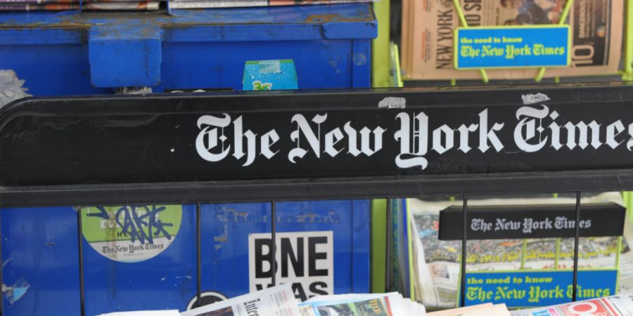 ARCHIV - Zeitungen liegen in der Auslage eines Zeitungsladens in New York. Foto: Soeren Stache