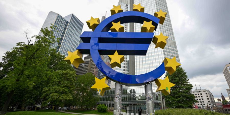Die Europäische Zentralbank (EZB) wartet mit einer möglichen Zinserhöhung vorerst ab. Mit dem im Zuge des Iran-Kriegs gestiegenen Inflationsdrucks könnten die Zinsen aber bald steig...