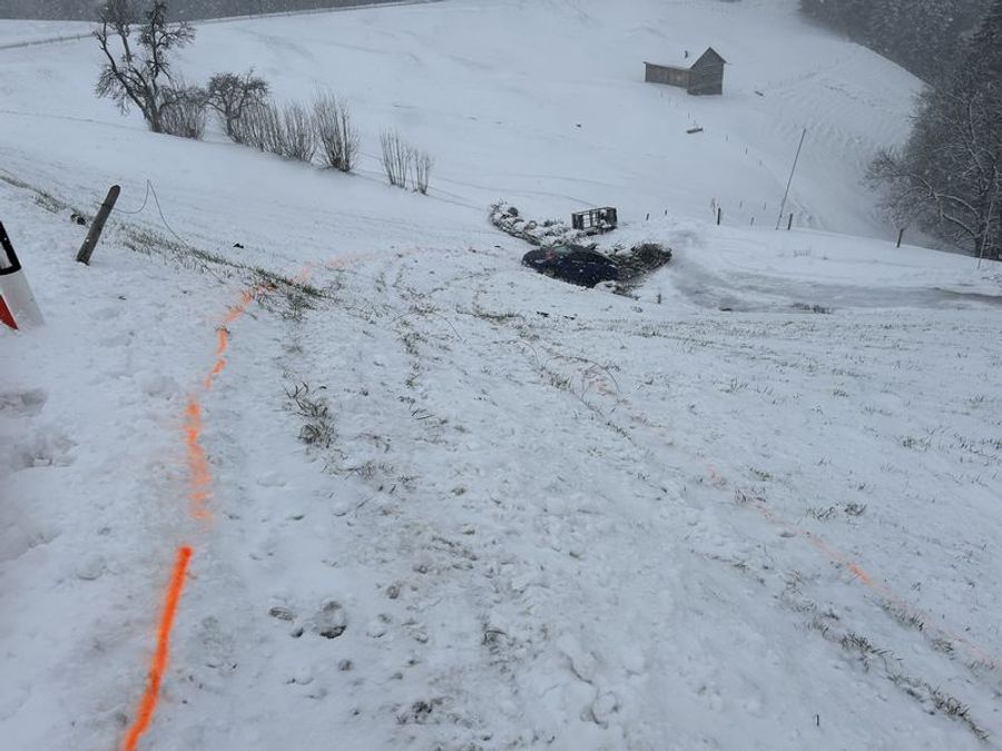 Das Auto rutsche 40 Meter den Hang hinunter.