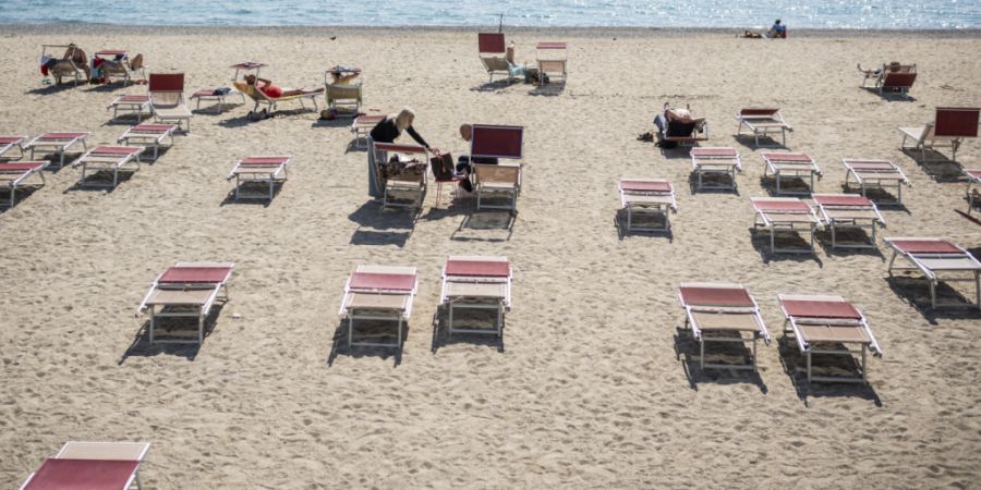 Pünktlich zum Sommer zieht es Schweizerinnen und Schweizer ans Mittelmeer, wo die noch leeren Liegestühle an der ligurischen Küste schnell zum raren Gut werden. (Archivbild)