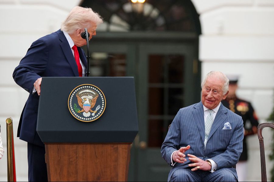 Trump hielt beim Empfang eine Rede vor dem Weissen Haus. Charles reagierte auf mehrere Aussagen des US-Präsidenten sichtbar amüsiert.