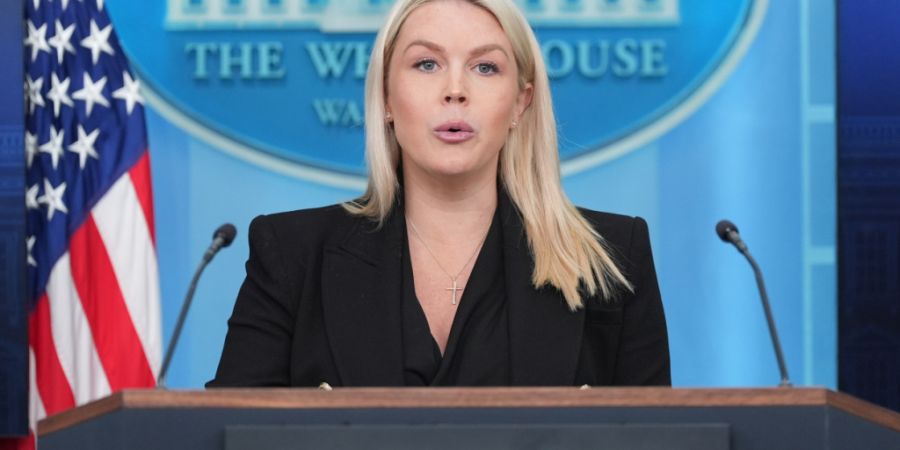 Die Pressesprecherin des Weißen Hauses, Karoline Leavitt, spricht mit Reportern im James Brady Press Briefing Room im Weißen Haus. Foto: Alex Brandon/AP/dpa