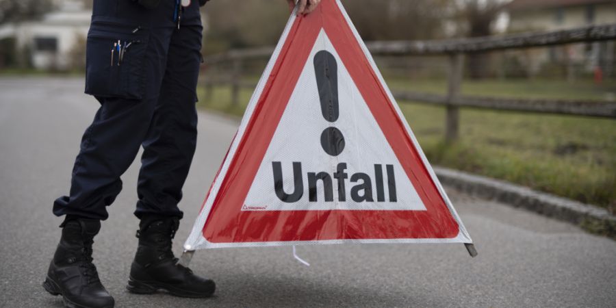 Bei einem Verkehrsunfall in Flumserberg wurden eine Frau und ein Baby eher schwer verletzt. (Symbolbild)