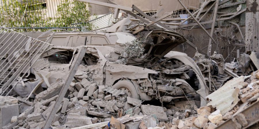 Trümmer nach einem israelisch-amerikanischen Angriff in Teheran. Foto: Amir Kholousi/Iranian Students' News Agency, ISNA/AP/dpa