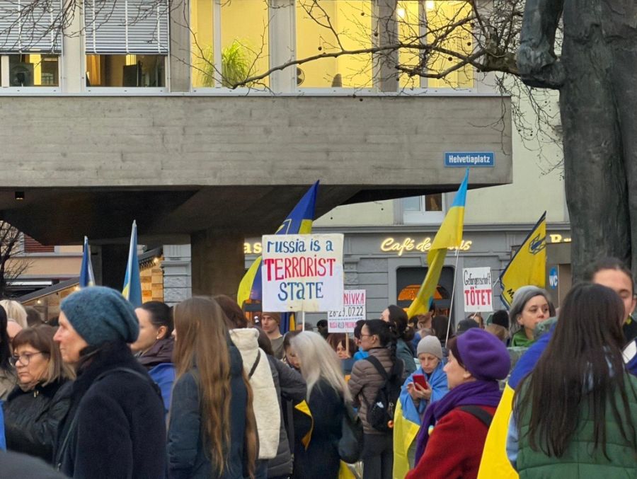Mit Ukraine-Flaggen und Transparenten startete die grosse Gruppe um 18 Uhr vom Helvetiaplatz in Zürich.