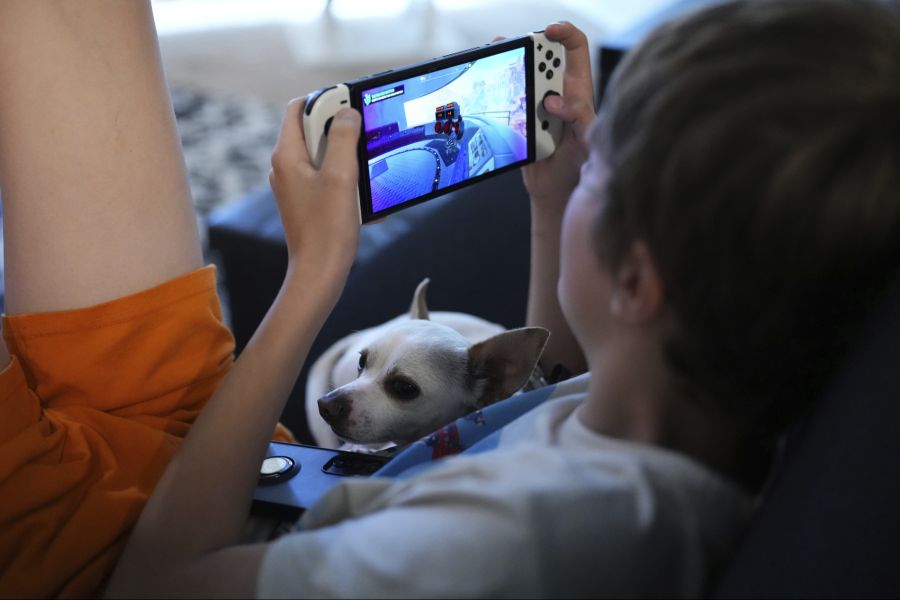 Der Junge war wütend und suchte nach der Konsole. (Symbolbild)