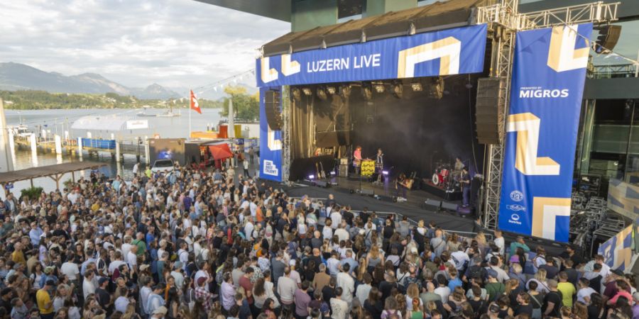 Die frei zugängliche Bühne auf dem Luzerner Europaplatz zügelt zur nächsten Ausgabe des Festivals Luzern Live ins Seebecken. (Archivaufnahme)
