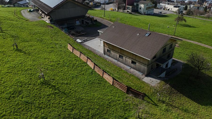 Dieser Metallzaun wurde ebenfalls zum Schutz des Bauernhofs erstellt.