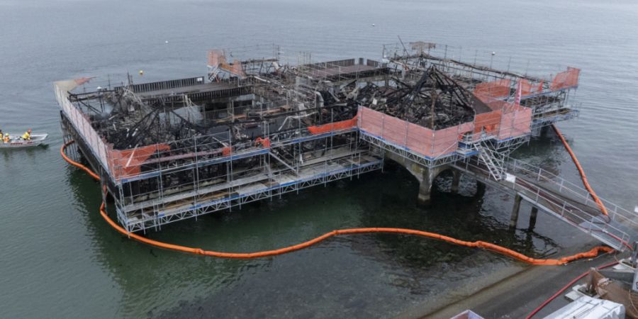 Die Badhütte in Rorschach am Tag nach dem Feuer. Die Brandruine bleibt bis zum Wiederaufbau stehen. (Archivbild)