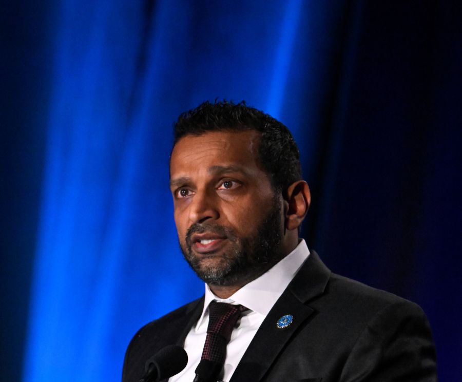 Dem Bericht zufolge mussten mehrmals Sitzungen verschoben werden, weil Patel am Vorabend zu viel getrunken habe.